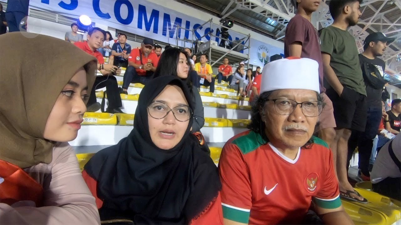Vlog Novia Kolopaking dan Cak Nun komentari laga Indonesia vs Vietnam