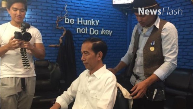 NEWS FLASH Gaya Jokowi Potong  Rambut  di  Bogor  Vidio com