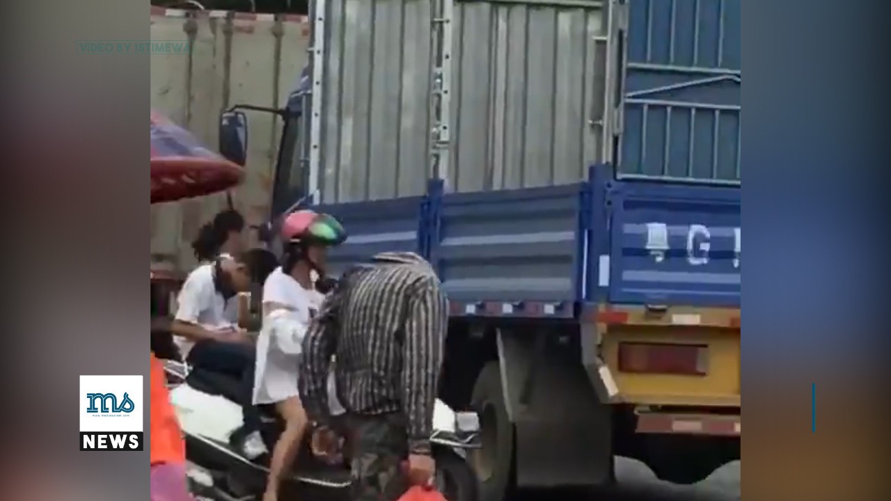 Streaming Manusia  Tanpa Kepala  Menyebrang Jalan Hebohkan 