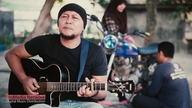 Istri Saleha (Rhoma Irama) Cover Akustik Eko Sukarno | Vidio
