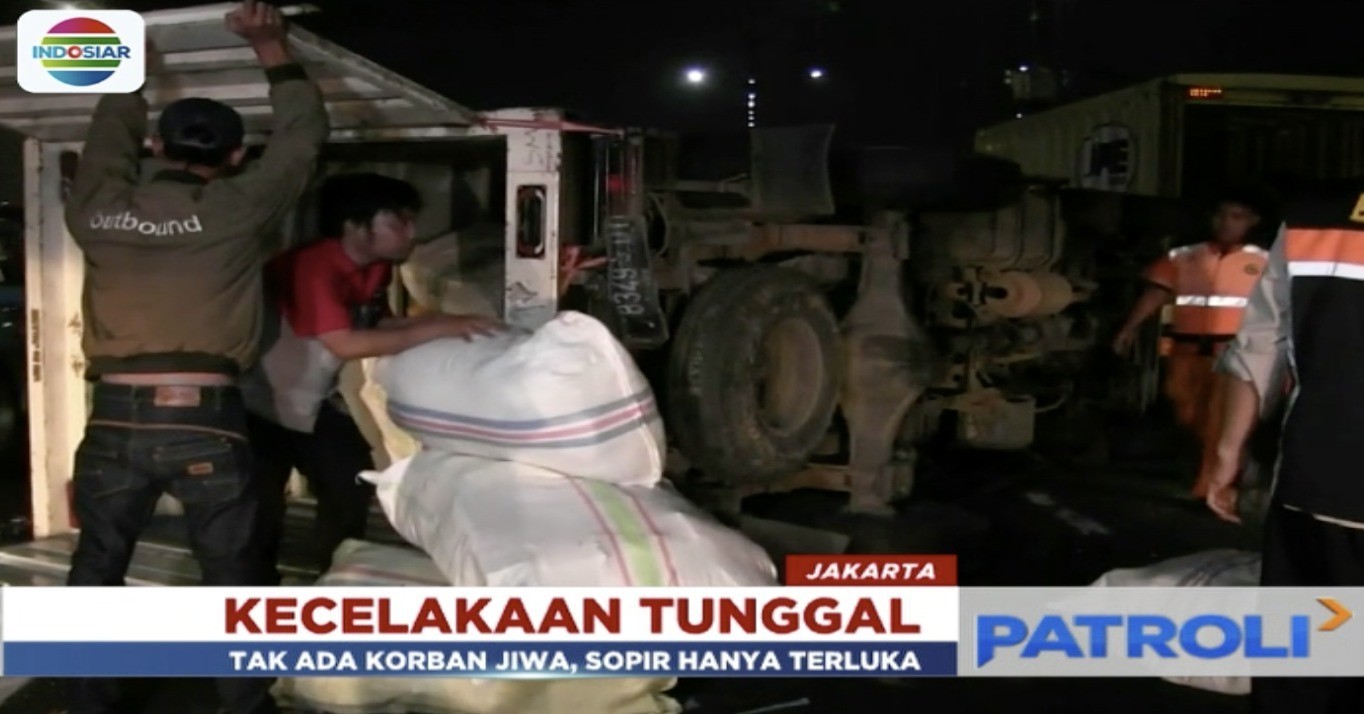 Streaming Truk Pengangkut Paket Terguling Di Kawasan Semanggi