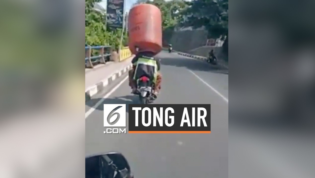 Lucu Pria Pakai Tong Air Di Atas Sepeda Motor Vidiocom