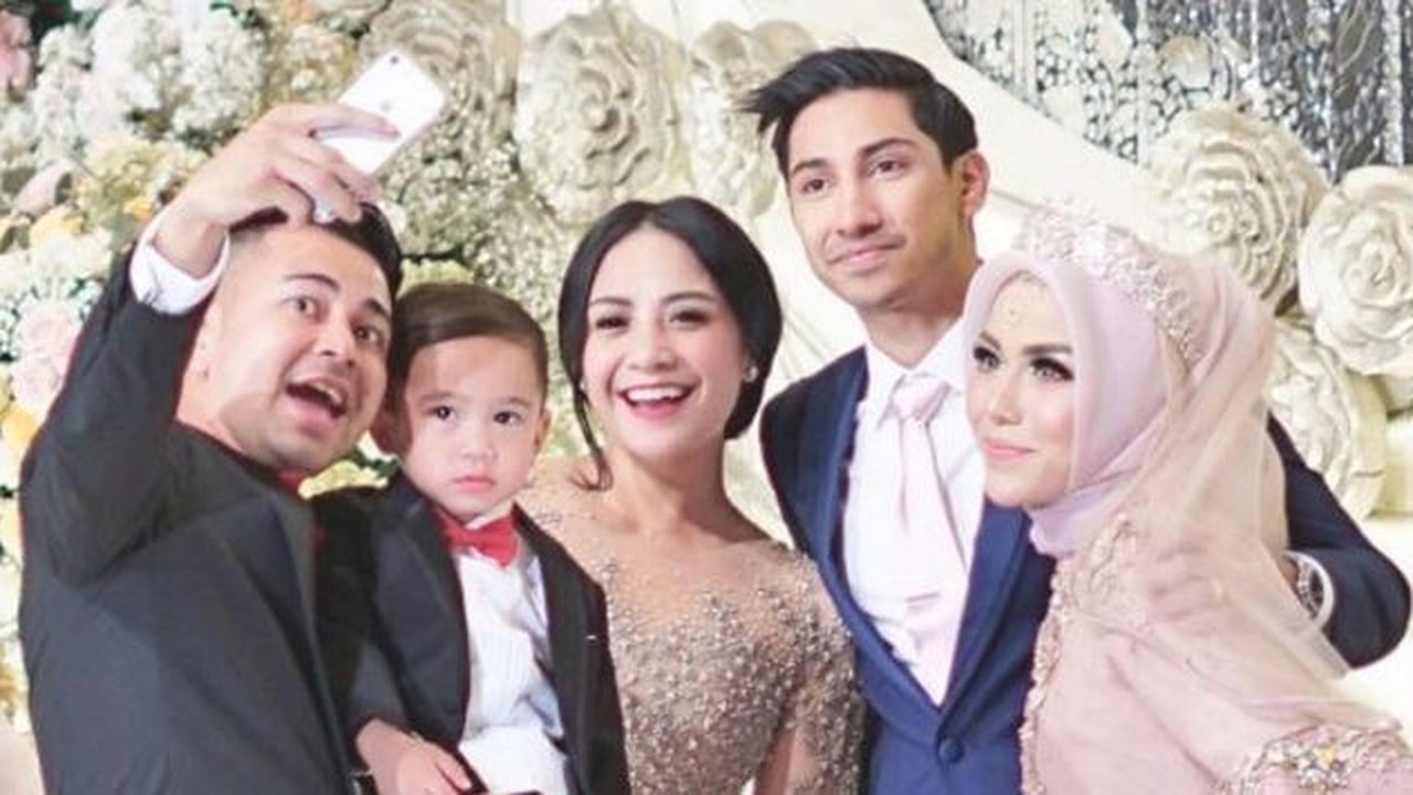 Streaming Medina Zein Resmi Jadi Bagian Keluarga  Azhari  