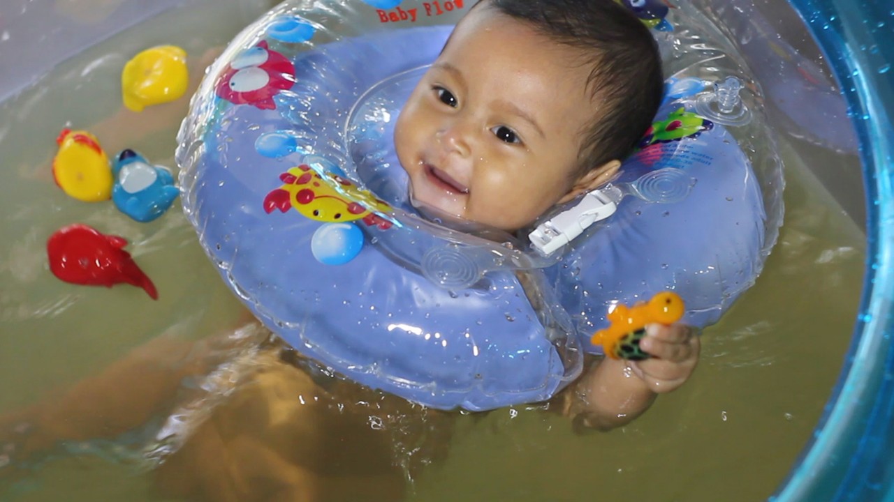 Streaming kolam bak mandi bayi lucu - baby spa - Vidio.com