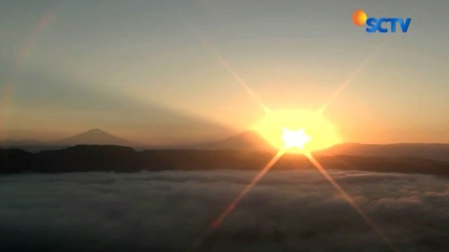 Indahnya Matahari Terbit Berlatar Lautan Awan Di Bukit Brujul Kebumen Liputan6 Petang Liputan6 Com Vidio