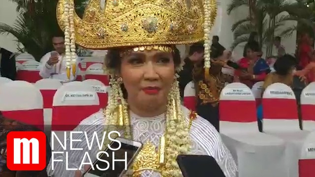 Istri Menhan dan Sultan Gunung Tabur dapat Sepeda dari 