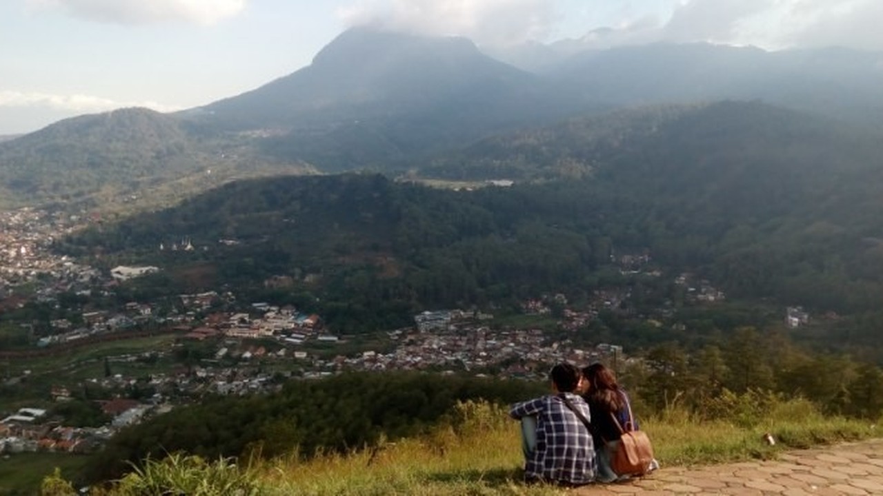 Streaming Menikmati Kota Batu dari Puncak Paralayang ...