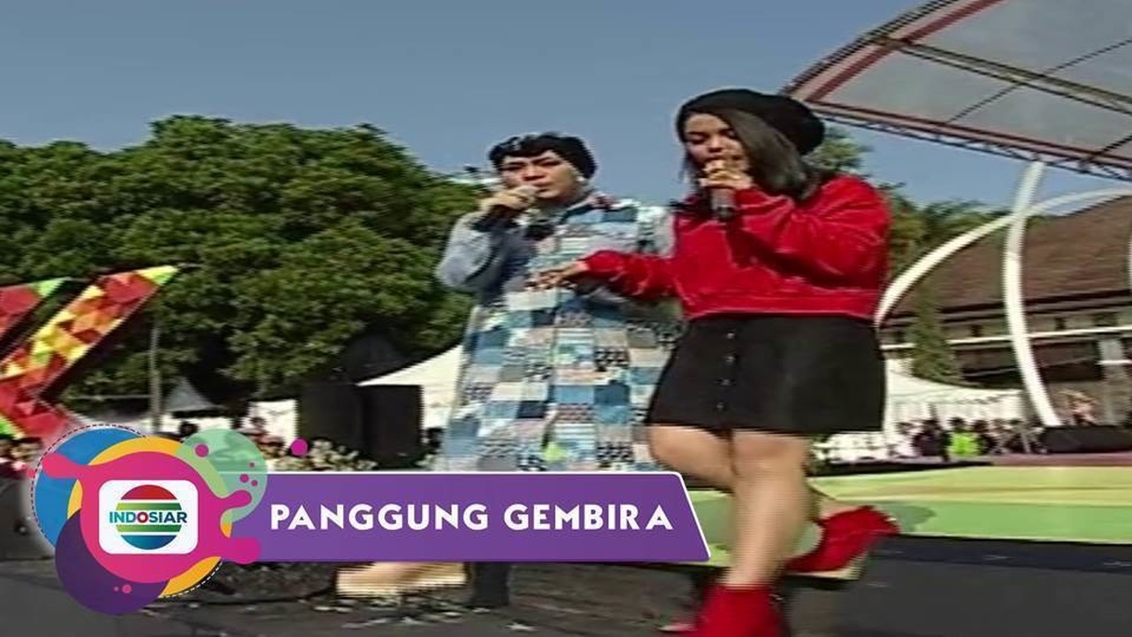 Streaming WOW..Warga Kuningan Nyanyi Bareng dan TERLENA ...