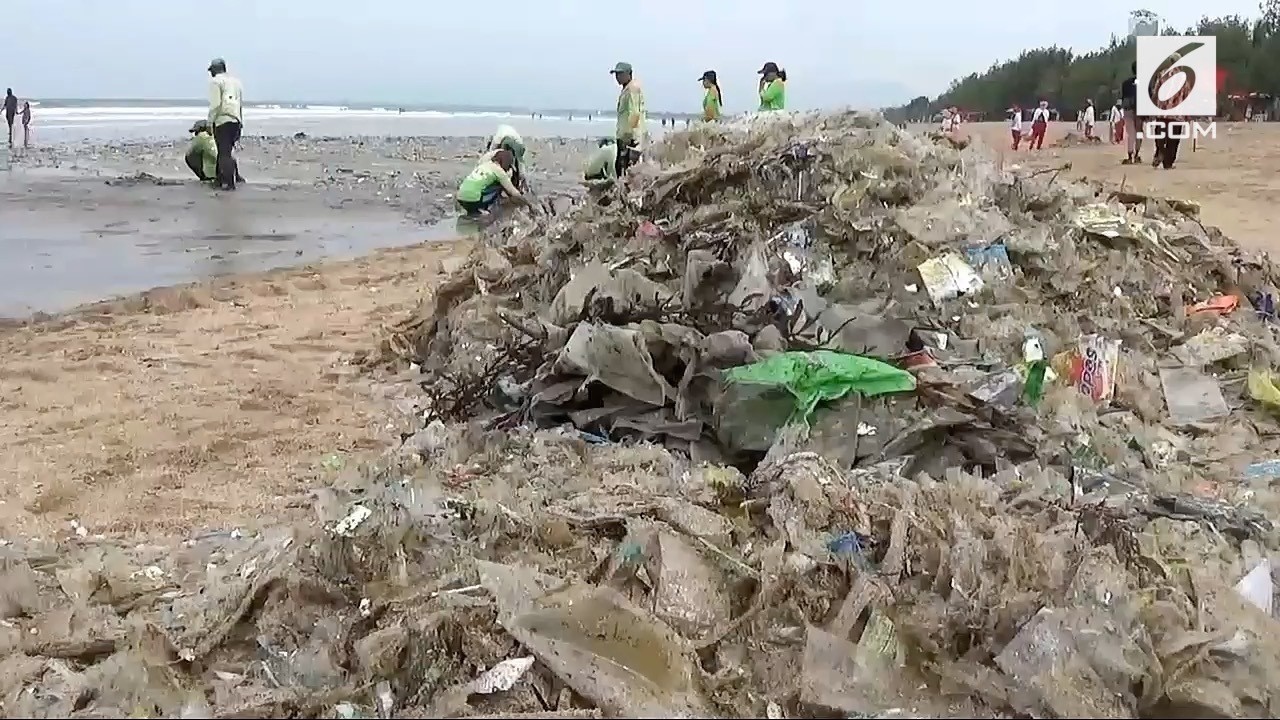 Streaming 100 Ton Sampah Dibersihkan dari Pantai Kuta ...