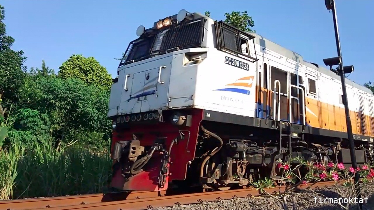 Streaming Kereta Api GAJAYANA Lokomotif CC 206 13 24 DIPO INDUK SDT | Vidio