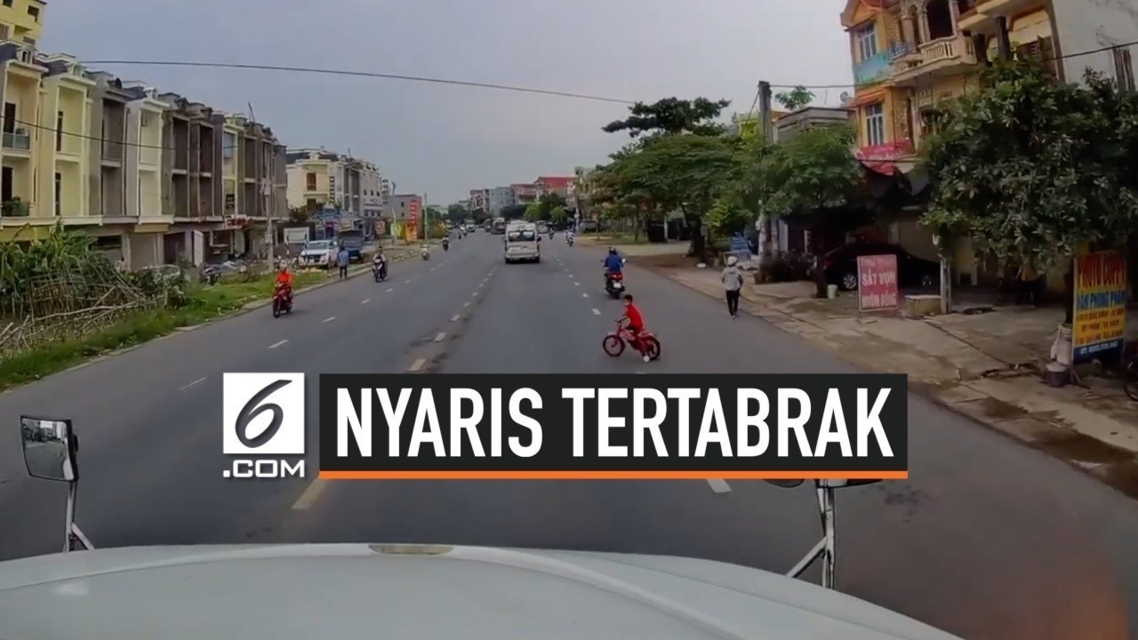 Streaming Bocah Nyaris Tertabrak Truk saat Belajar Sepeda  