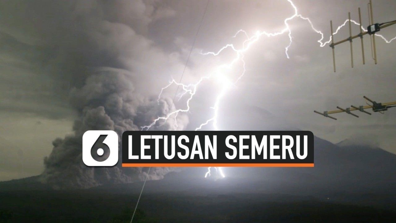  PETIR  DI ATAS KAWAH DAHSYATNYA LETUSAN GUNUNG SEMERU 