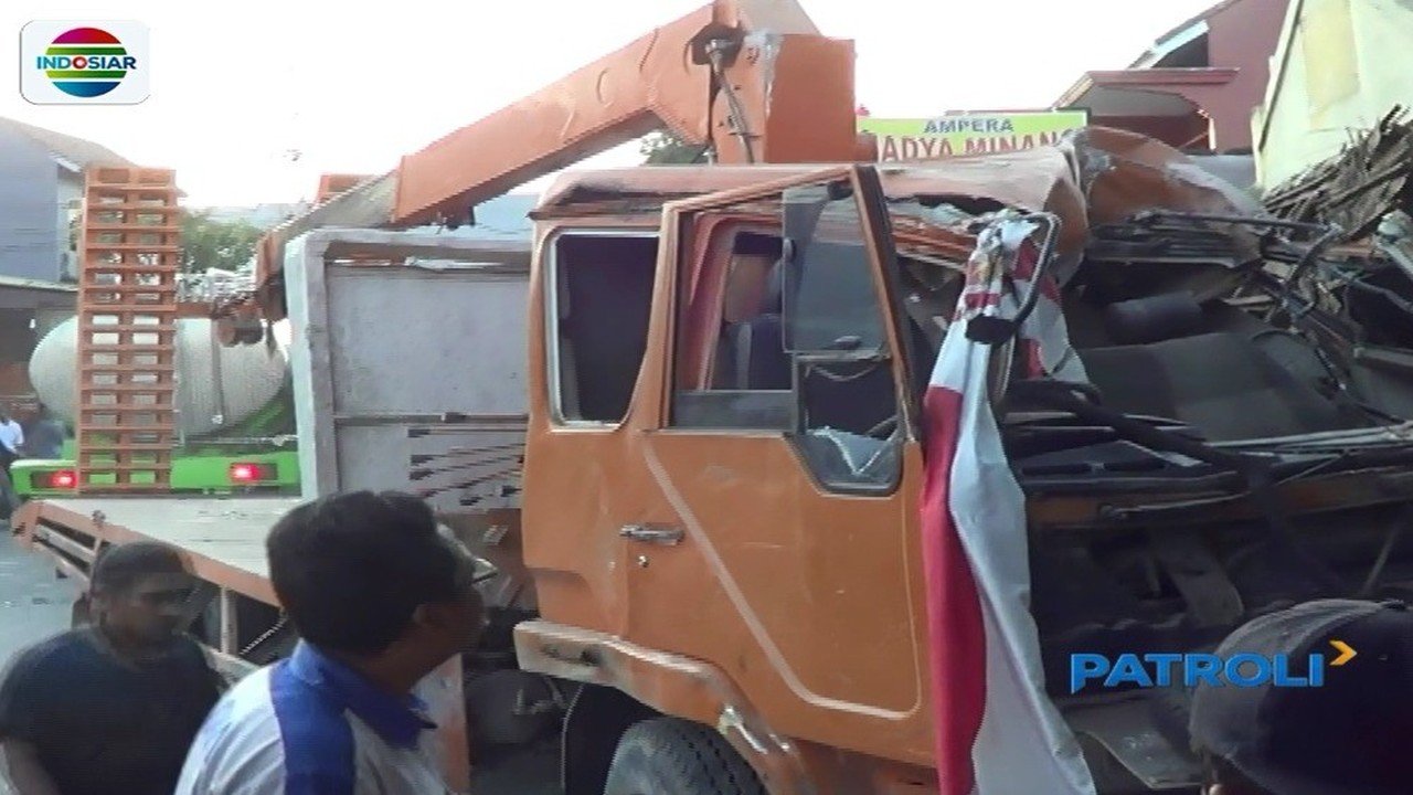 Streaming Truk Pengangkut Alat Berat Tabrak Sejumlah 