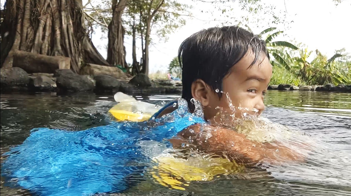 Anak Bayi Lucu Belajar Berenang Berenang Di Umbul Manten Klaten