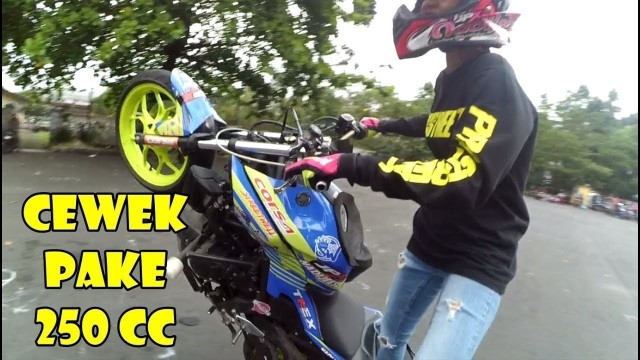 MANTAP ! NI CEWEK MAINNYA MOTOR 250CC BUKAN BARBIE - Vidio.com