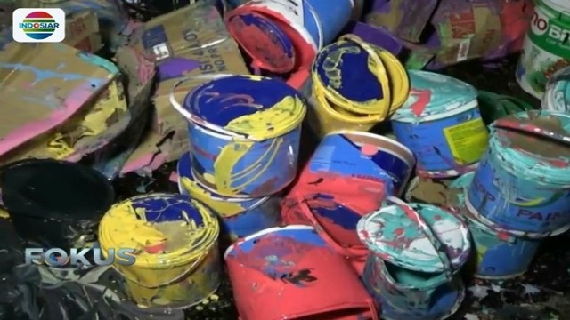  Truk  Bermuatan Cat Terguling Isi Berhamburan di  Jalan 
