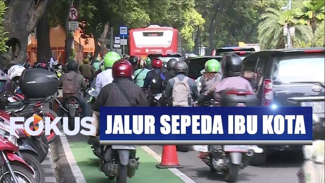  Sepeda  Motor Masih Serobot Jalur Sepeda  di Jakarta Fokus 