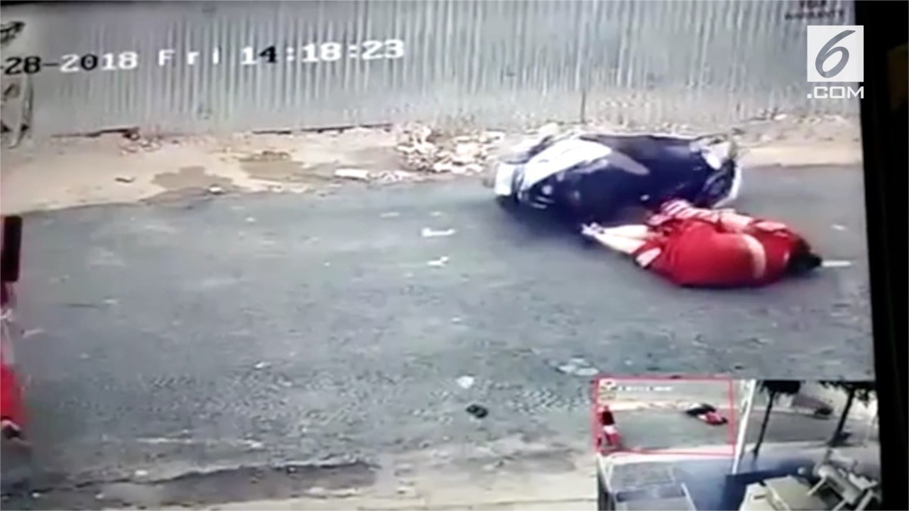 Streaming Rekaman Ibu Dan Anak Jatuh Dari Motor Saat Dijambret Vidio Com