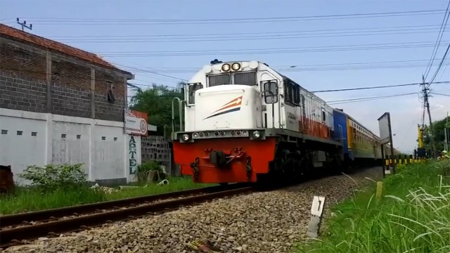 Kereta Api Lokomotif CC201 89 09 Penataran KA 422 429 