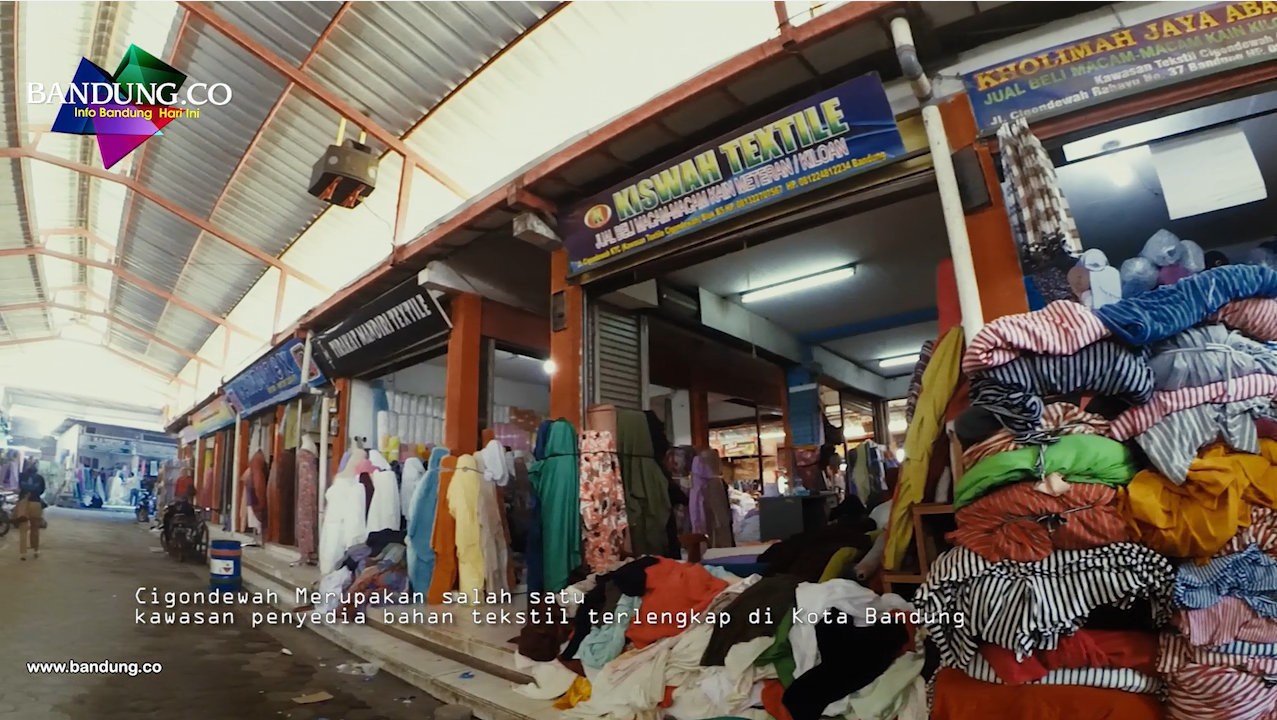 Streaming Menyusuri Kawasan Wisata Belanja Kain Cigondewah Bandung Vidio