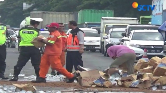  Truk  Pengangkut Air  Mineral  di Surabaya Terguling 6 