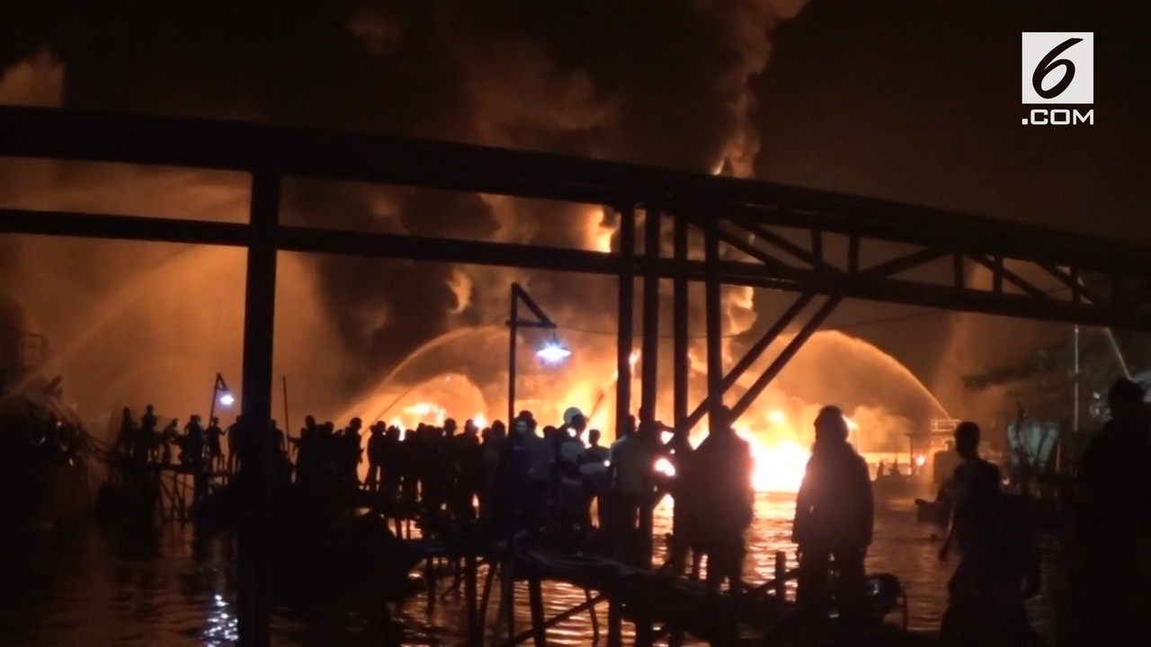 Streaming Tanker Pertamina Terbakar di Sungai Barito ...