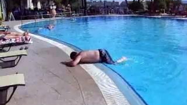 Streaming Lucu Pria Yang Tak Dapat Keluar Dari Kolam Renang Vidio Com