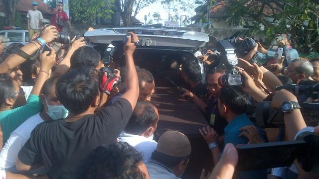 News Flash Ratusan Orang Lepas Jenazah Angeline Ke Banyuwangi Vidio Com