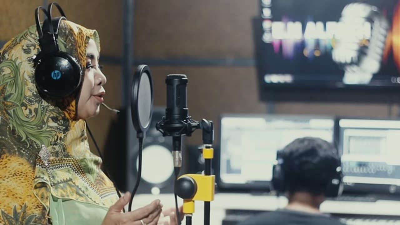 Streaming Sajadah Panjang Bimbo Cover By Bunda Nafi Surabaya Vidio Com