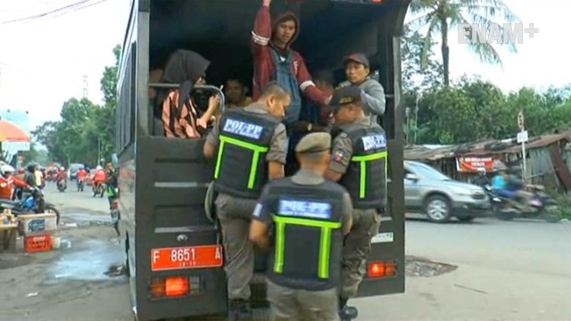 ENAM PLUS: Kisruh Angkutan Online, Sopir Angkut di Bogor ...