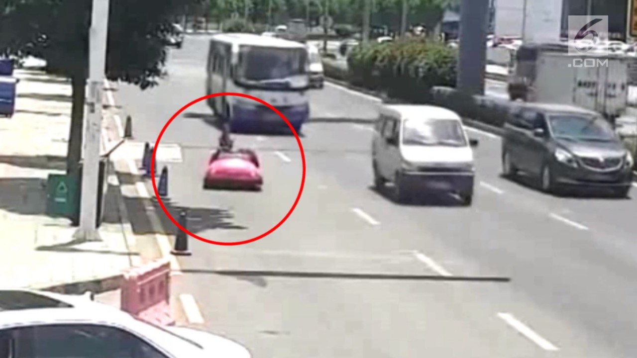 Streaming Kocak Wanita Kendarai Mobil Mainan di Jalanan 