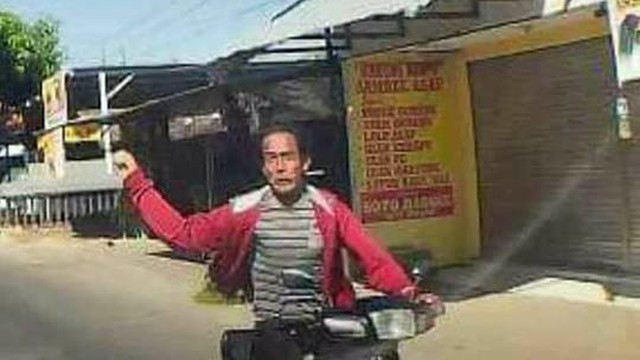 pelempar batu ke kaca mobil jadi viral Vidio com