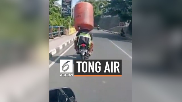 Lucu  Pria Pakai Tong Air di Atas Sepeda  Motor Vidio com