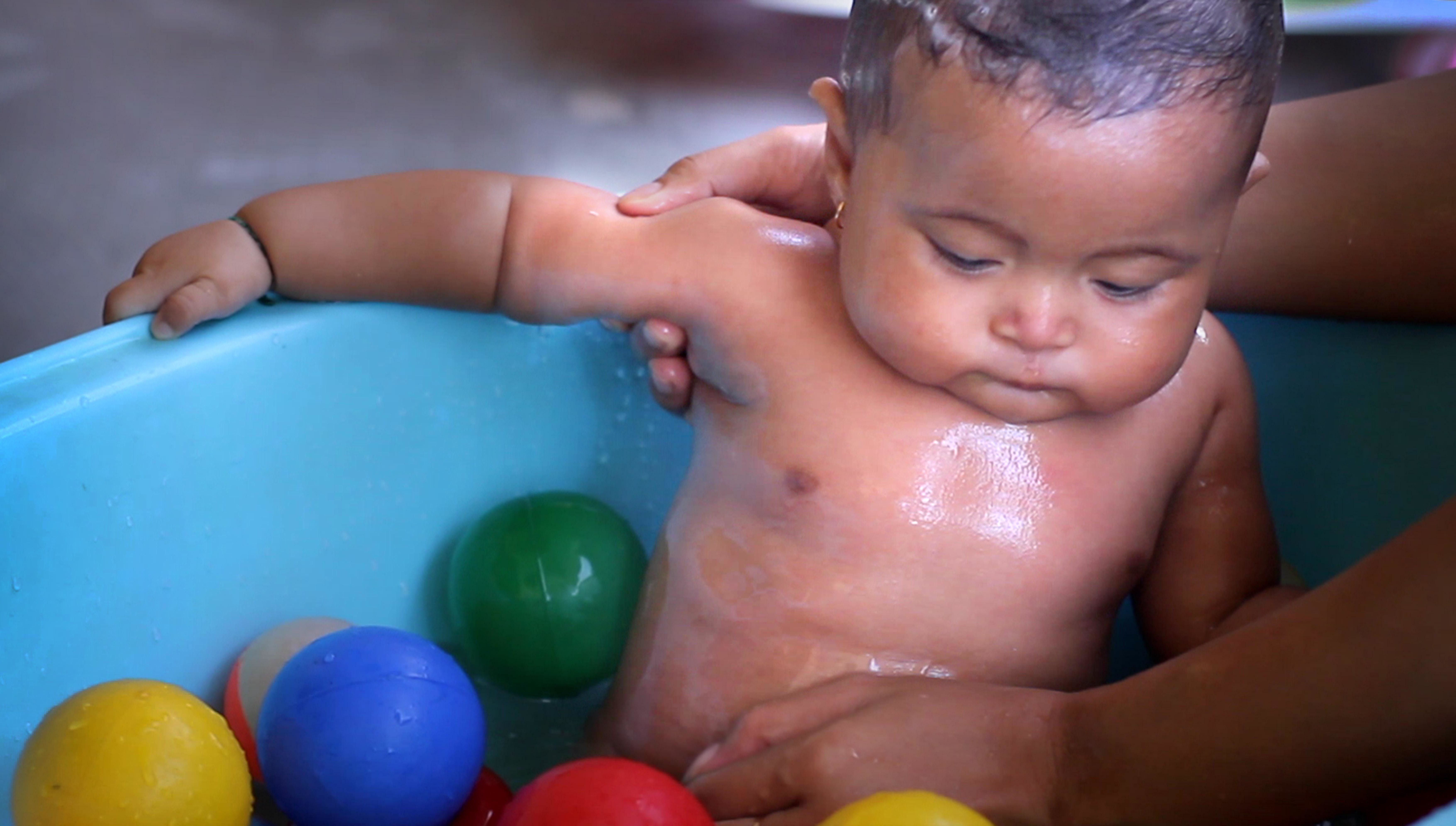 Streaming Bayi Lucu Mandi Bola Bikin Gemes Baby Bathtime Vidio Com