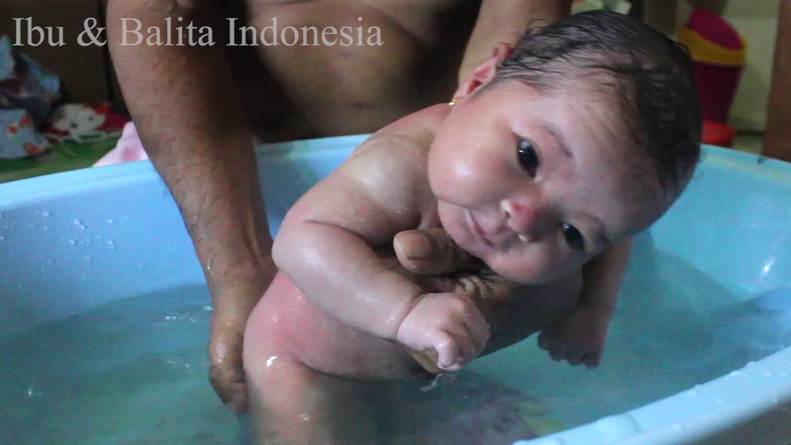 Bayi Lucu Mandi Umur 4 Hari Bayi Orang Dayak Kalimantan Vidiocom