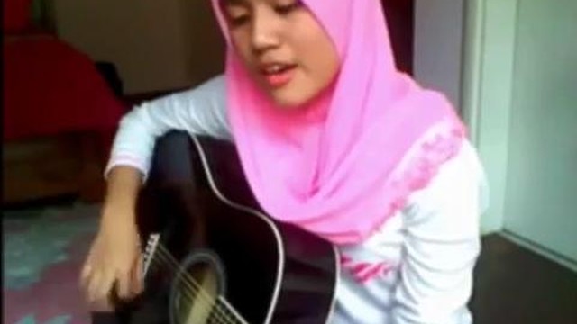 Streaming Cewek Berjilbab Cantik Nyanyi Lagu The Only Exception Paramore Vidio Com