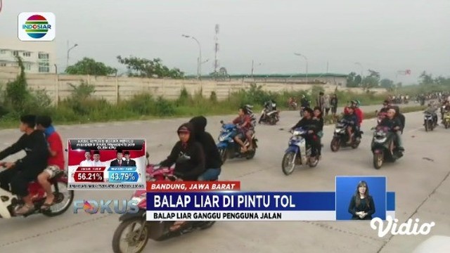 Aksi Balap Liar di  Pintu  Tol  di  Bandung  Lalu Lintas 