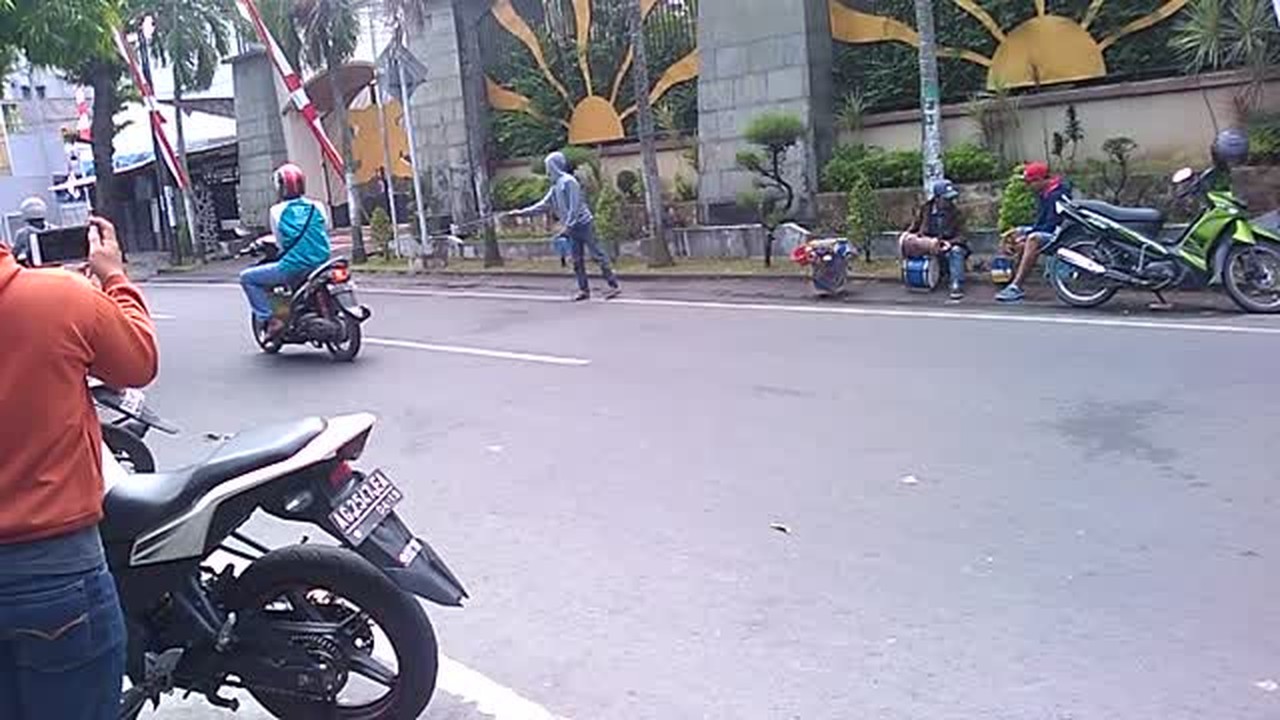 Streaming Topeng Monyet Naik Motor Lucu Vidio Com Ada alat cukur yang menggunakan rotary motor, electromagnetic motor. topeng monyet naik motor lucu