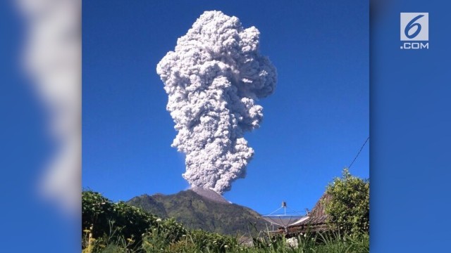 Gunung Merapi Keluarkan Asap Tebal Pagi Ini