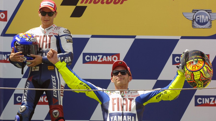 Streaming Duel Menegangkan Rossi Vs Lorenzo Di Motogp Catalunya 2009 Vidio Com