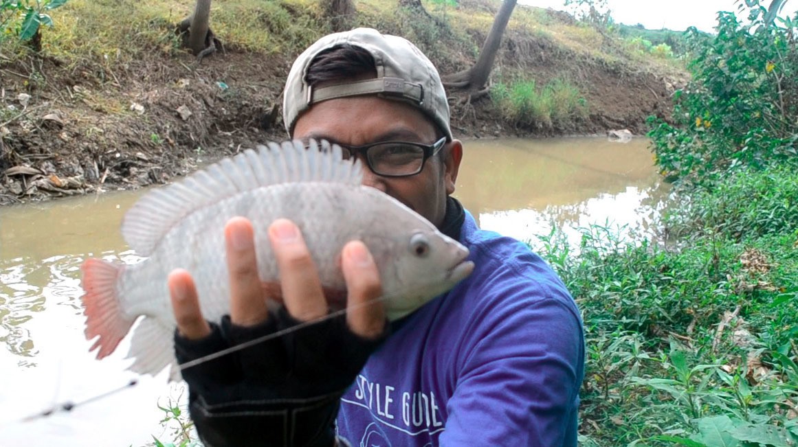 Gambar Orang Lagi Mancing Di Sungai