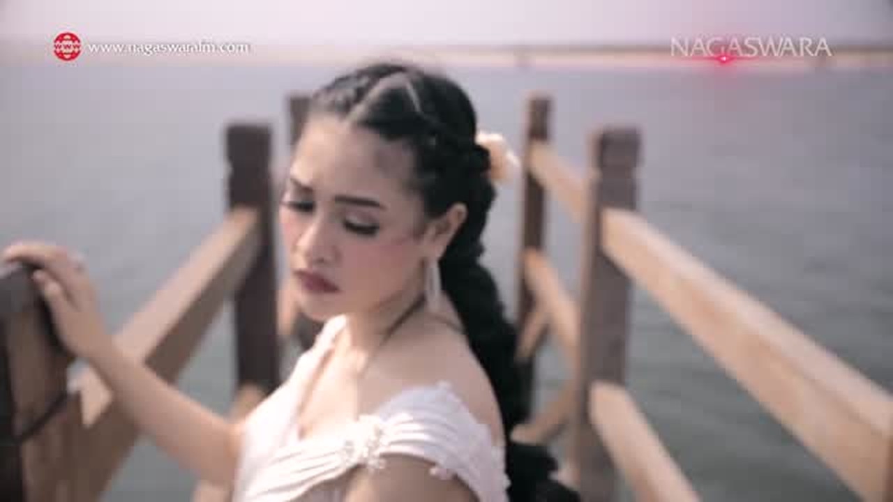 Streaming Devay - Hati Siapa Tak Luka (Official Music Video NAGASWARA