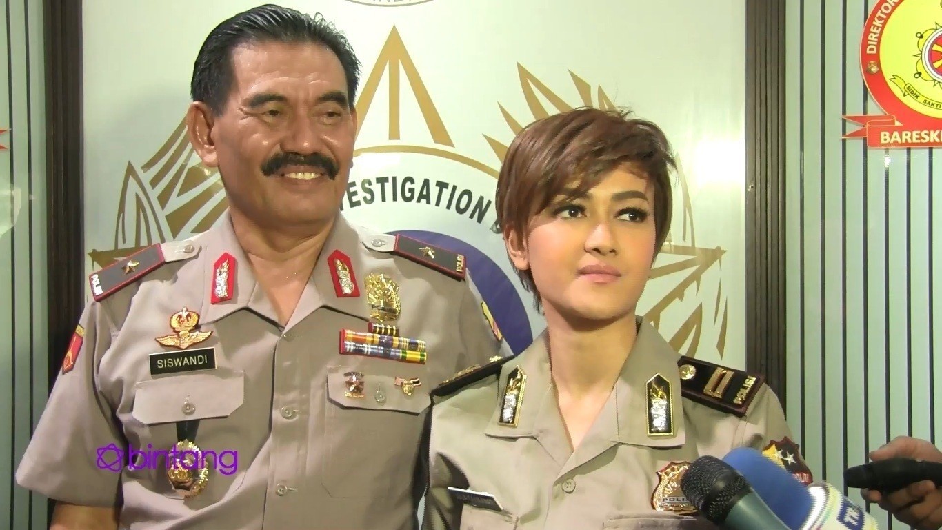 Streaming Beban Berat Julia Perez Pakai Seragam Polisi Vidio