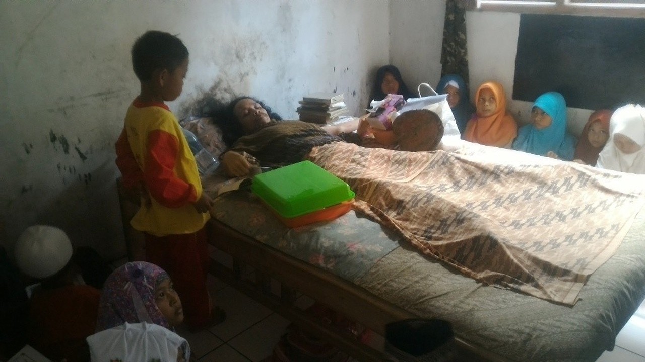 Streaming Mengharukan, Kisah Guru Ngaji Lumpuh Mengajar ...