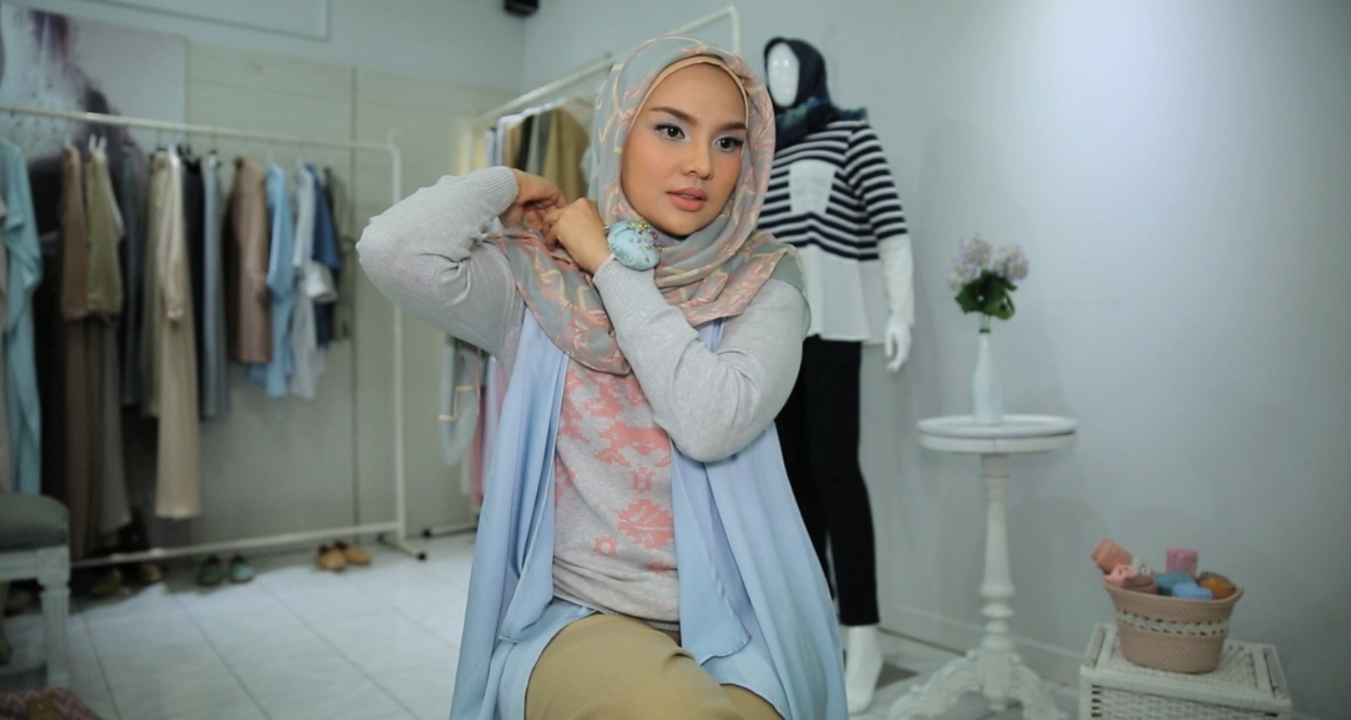 Streaming Tutorial Hijab Cantik Untuk Wajah Bulat Dari Ria Miranda Vidio